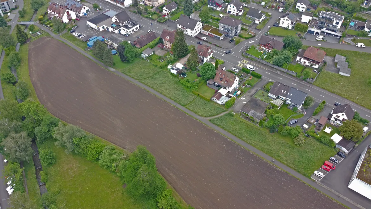 Neues Wohnen: Hier will die Stadt Illnau-Effretikon die Kempt revitalisieren und ein «verhältnismässig urbanes Wohnen» ermöglichen. Luftbild des Gebiets Geen in Illnau.